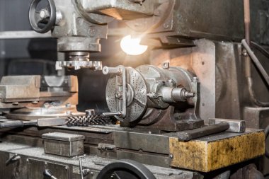 Endüstriyel bir fabrikadaki eski fabrika ekipmanlarına yakın çekim.