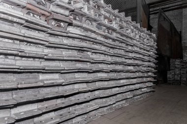 Demiryolu yapımının demir parçaları endüstriyel bir fabrikada metal yapıları bir yığın halinde bırakır..