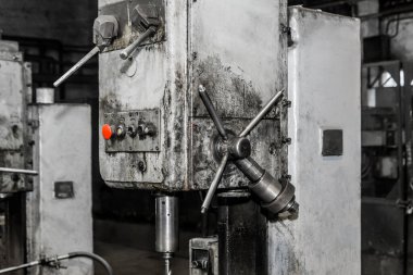 Bir endüstriyel fabrikanın atölyesinde demir saplı metal işçiliği için kullanılan eski bir değirmen makinesinin parçası..