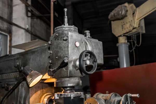 Atölyedeki Bir Endüstriyel Işletmedeki Metal Işleme Makinesinin Eski Ekipmanlarından Biri — Stok fotoğraf