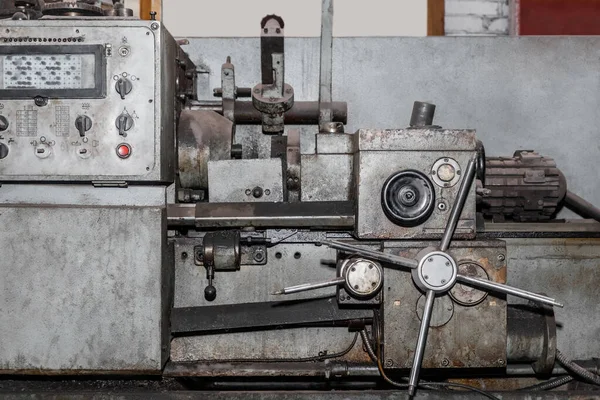 Bir Sanayi Fabrikasında Çilingir Için Eski Makineli Tüfek Teçhizatı — Stok fotoğraf