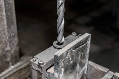 Metal ve demir sondaj için yakın çekim endüstriyel çalışma aracı.