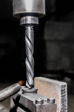 Metal ve demir sondaj için yakın çekim endüstriyel çalışma aracı.