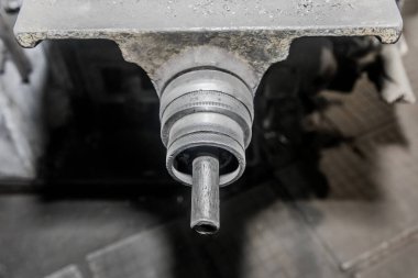 Endüstriyel bir fabrikanın atölyesindeki eski bir değirmen aleti ve metal işleme ekipmanının bir kısmına yakın çekim.