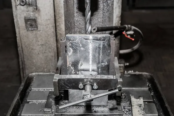 工業プラントのワークショップで冷却水のための管で鉄を掘削するための固定機構を有する金属加工のためのプロセス及びシステム 装置及びツール — ストック写真