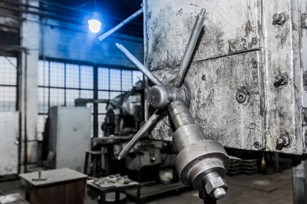 Demir Saplı Alet Fabrikanın Atölyesindeki Metal Işçiliği Için Eski Makinenin — Stok fotoğraf