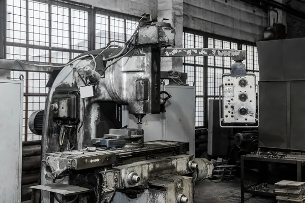 Endüstriyel Bir Fabrikanın Atölyesinde Kontrol Paneli Ekipmanı Metal Işleme Araçlarıyla — Stok fotoğraf