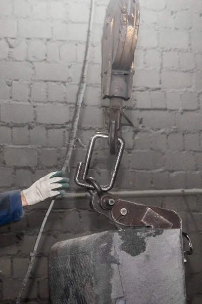 Προσάρτηση Σιδερένιου Γάντζου Ανυψωτικού Μηχανισμού Για Σωλήνες Από Χυτοσίδηρο Ενισχυμένες — Φωτογραφία Αρχείου