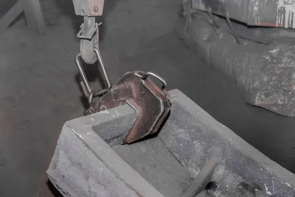 産業プラントにおける鋳鉄製チューブ強化コンクリート構造物への持ち上げ機構の鉄フックの取り付け — ストック写真