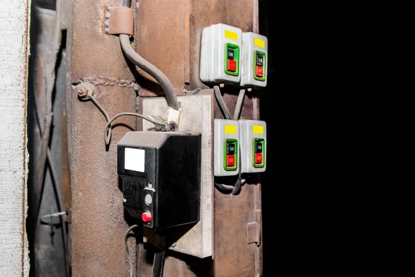 Çalıştırma Düğmeleri Kontrol Paneli Olan Otomatik Eski Elektrik Kutusu — Stok fotoğraf