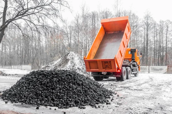 Camião Basculante Zona Industrial Descarrega Carvão Coque Corpo — Fotografia de Stock