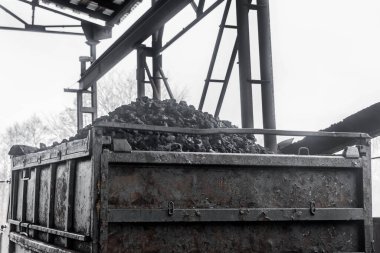 Çöp kamyonunun arkasında bir yığın kokain kömürü. Minerallerin endüstriyel kargo taşımacılığı ve taşımacılığı.