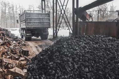 Çöplükte ya da sanayi bölgesinde bir çöp kamyonu cesetten bir yığın kokain boşalttı..