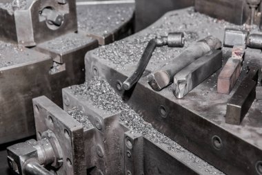 Fabrikanın atölyesindeki demir parçalarıyla metal işçiliği için kullanılan eski makine ekipmanının bir parçası..