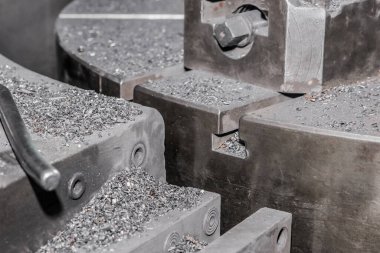 Fabrikanın atölyesindeki demir parçalarıyla metal işçiliği için kullanılan eski makine ekipmanının bir parçası..