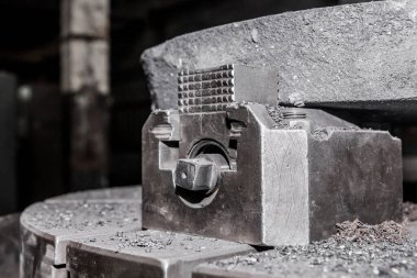 Fabrikanın atölyesindeki demir parçalarıyla metal işçiliği için kullanılan eski makine ekipmanının bir parçası..