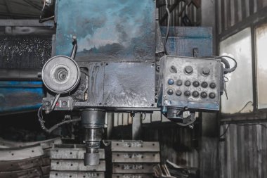 Endüstriyel bir fabrikanın atölyesinde kontrol paneli, düğmeleri ve metal işçiliği için ekipmanı olan eski değirmen makinesi aracı.