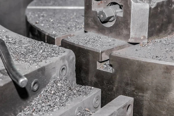 Fabrikanın atölyesindeki demir parçalarıyla metal işçiliği için kullanılan eski makine ekipmanının bir parçası..