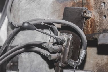 Endüstriyel fabrikadaki atölyedeki eski ekipman makinesinin sapıyla hortumların ve boruların bağlantı sistemi.