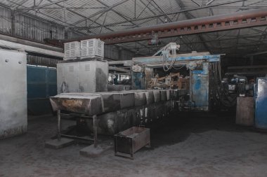 Fabrika üretim atölyesinin eski makineler ve metal fabrikası ekipmanları ile genel planı.