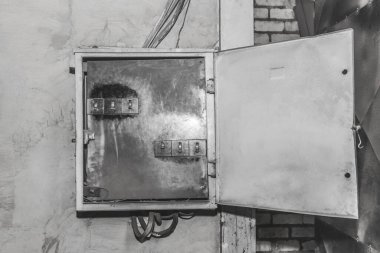 Otomatik düğmeli eski elektrik paneli kontrol paneli.