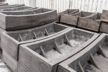 Damıtma tünelleri ve yeraltı yapıları için güçlendirilmiş demir borular endüstriyel fabrikanın deposunda saklanıyor..