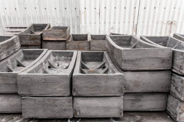 Damıtma tünelleri ve yeraltı yapıları için güçlendirilmiş demir borular endüstriyel fabrikanın deposunda saklanıyor..