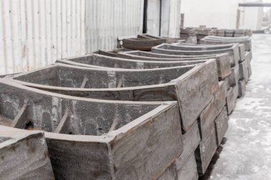 Damıtma tünelleri ve yeraltı yapıları için güçlendirilmiş demir borular endüstriyel fabrikanın deposunda saklanıyor..