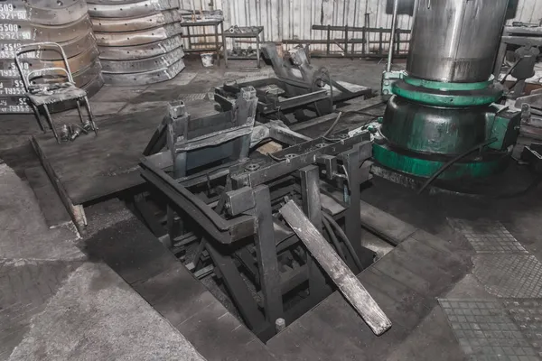 Equipment, tools or machine for the preparation of cast iron tubing or reinforced concrete structures of materials in the workshop of an industrial plant.