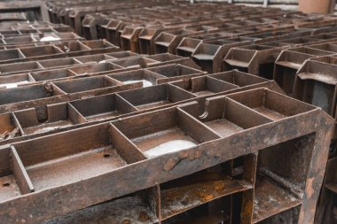 Eski paslı ve kirli demir veya metal yapılar ve malzemeler.