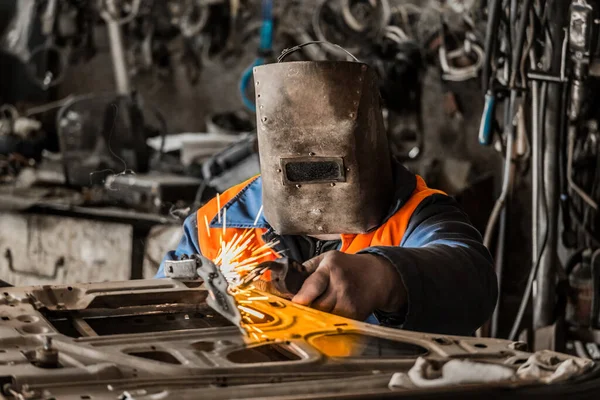 Soldador Homem Escudo Está Envolvido Trabalhos Soldagem Reparos Trabalho Metal — Fotografia de Stock