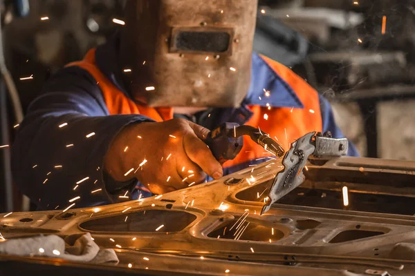 Trabalhador Industrial Soldador Uma Máscara Protetora Realiza Trabalhos Soldagem Com — Fotografia de Stock