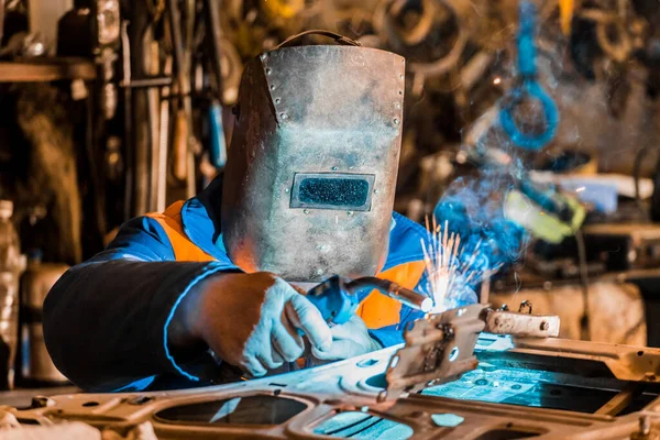 Soldador Trabalhador Escudo Está Envolvido Soldagem Trabalho Metal Reparação Porta — Fotografia de Stock