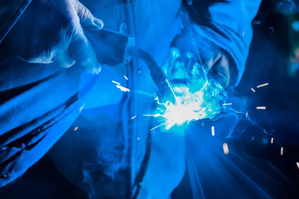 Close Soldagem Trabalho Metal Nas Mãos Soldador Industrial — Fotografia de Stock