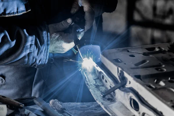 Mãos Soldador Macho Estão Envolvidas Soldagem Trabalho Metal Close Oficina — Fotografia de Stock