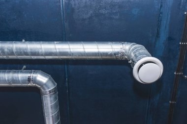 Bir endüstriyel girişimin veya tesisin tavanındaki havalandırma borusu sistemi..