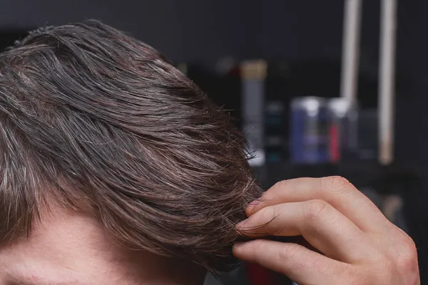 Mão Homem Toca Seu Cabelo Longo Escuro Necessário Para Corte — Fotografia de Stock