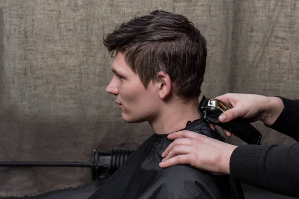 Barber Hairdresser Cuts Back Head Guy Dark Hair Machine Hairdressing — Stock Photo, Image