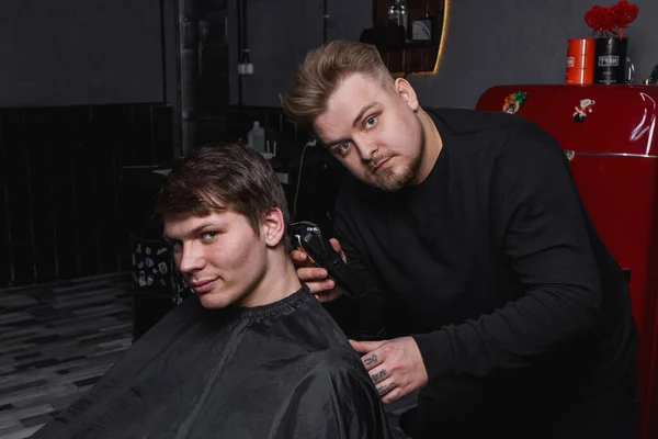 Fryzjer Europejski Wyglądający Jak Fryzjer Obcina Klienta Ciemnymi Włosami Fryzjerstwo — Zdjęcie stockowe