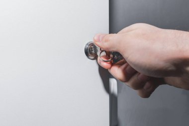 İnsan bir elektrikçinin eli metal bir anahtarla elektrik kutusunu açar ya da kapatır. Elektrik ekipmanlarının güvenli teknolojileri ve kontrol sistemi.