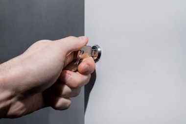 İnsan bir elektrikçinin eli metal bir anahtarla elektrik kutusunu açar ya da kapatır. Elektrik ekipmanlarının güvenli teknolojileri ve kontrol sistemi.