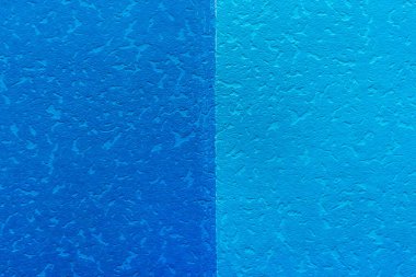 Mavinin iki tonunun yüzeyi. Tasarım için boş. Soyut desen duvar dokusu arkaplanı olan mavi duvar kağıdı.