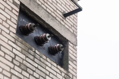 Eski trafo kabini, güç bağlantısı ve enerji volt kutusu..
