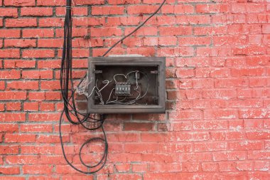 Duvardaki çekmecenin eski kırık elektrik panelinin girişi. Endüstriyel Terk Edilmiş Güç Kontrolü.