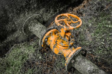 Terk edilmiş bir endüstriyel fabrikanın yakıt tankları için amonyak su boru hattını açmak veya kapatmak için eski bir valf..