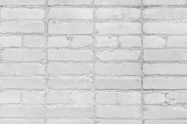 Standart olmayan düzensiz amatör tuğla işi beyaz taş duvar dokusu arkaplanını engelliyor.