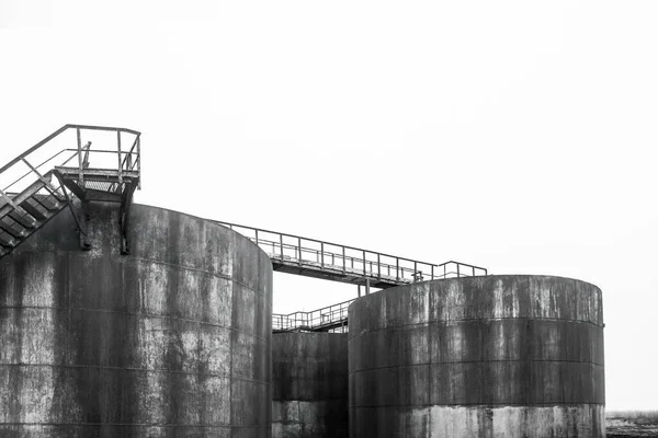 Brandstof Oude Chemische Tank Vat Olie Een Industriële Verlaten Fabriek — Stockfoto