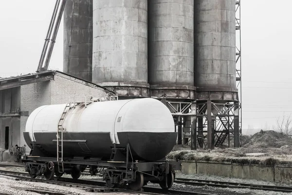 Chemická Nádrž Hnojiva Kolejích Železniční Průmyslové Stanice Pozadí Starých Skladovacích — Stock fotografie