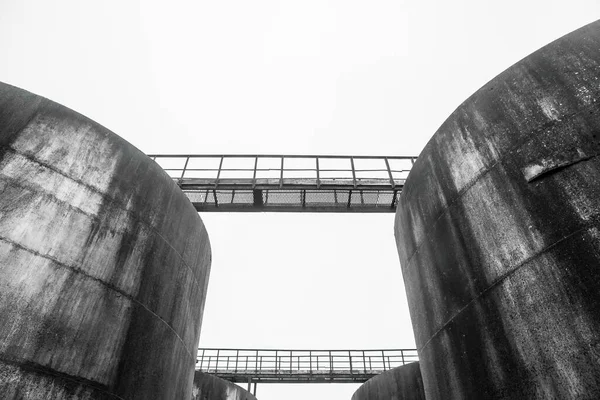 Brandstof Oude Chemische Tank Vat Olie Een Industriële Verlaten Fabriek — Stockfoto