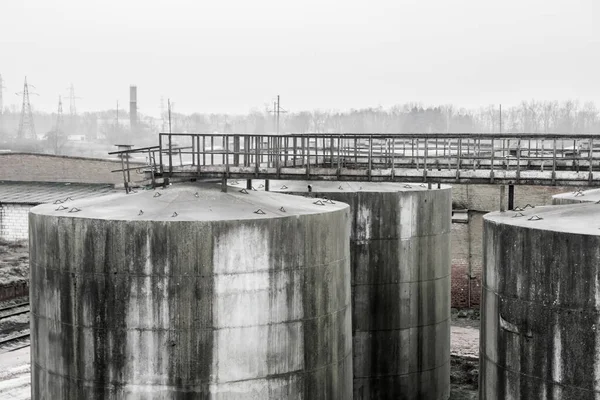 Καύσιμο Παλαιού Βαρελιού Χημικών Δεξαμενών Πετρελαίου Εγκαταλελειμμένο Βιομηχανικό Εργοστάσιο — Φωτογραφία Αρχείου